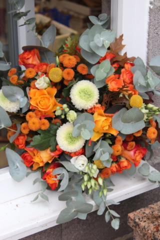 bouquet de fleurs automne orange eucalyptus rose chrysanthème fleuriste fèves effleurs