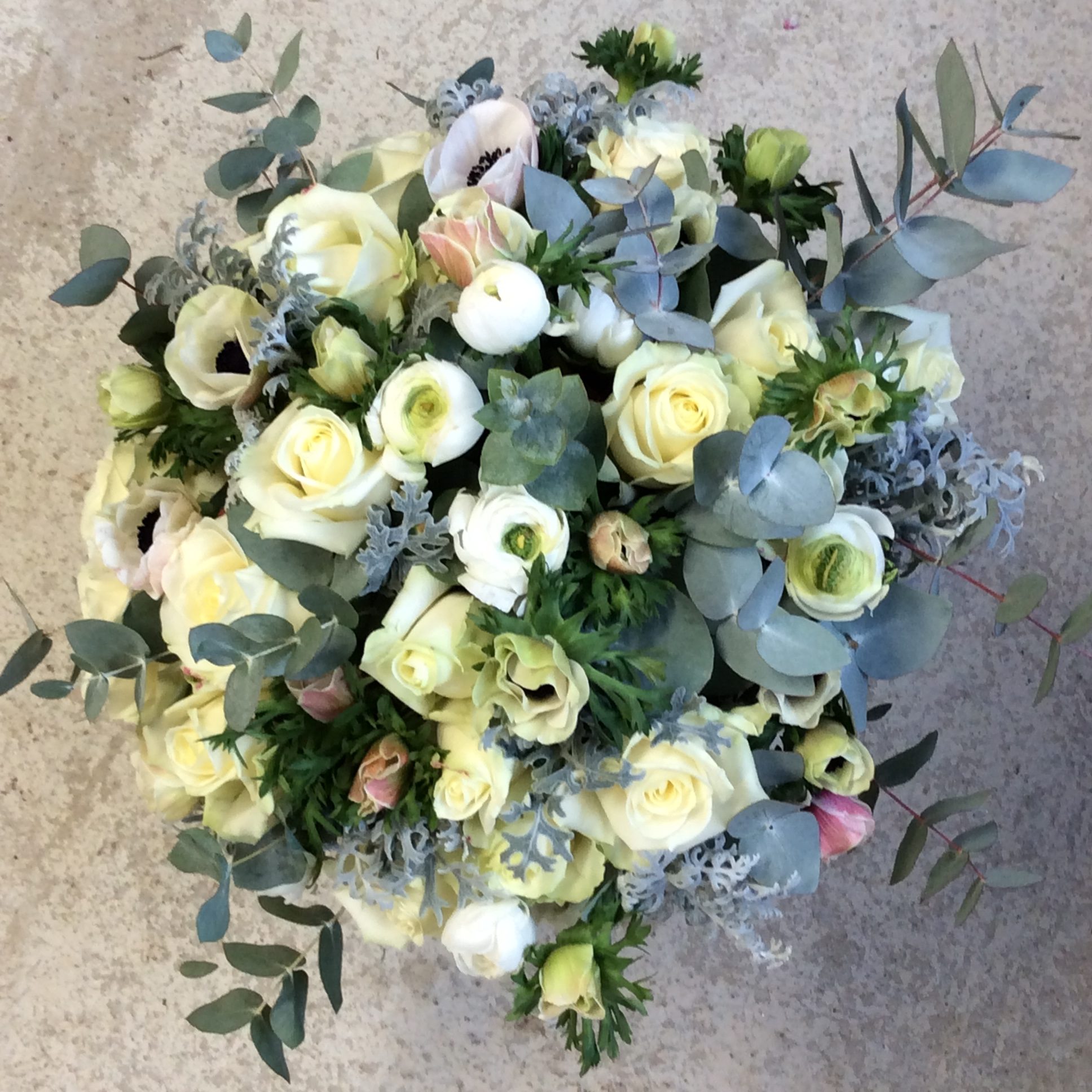 bouquet de fleurs fraiches renoncule anémone blanc eucalyptus fleuriste moselle effleurs
