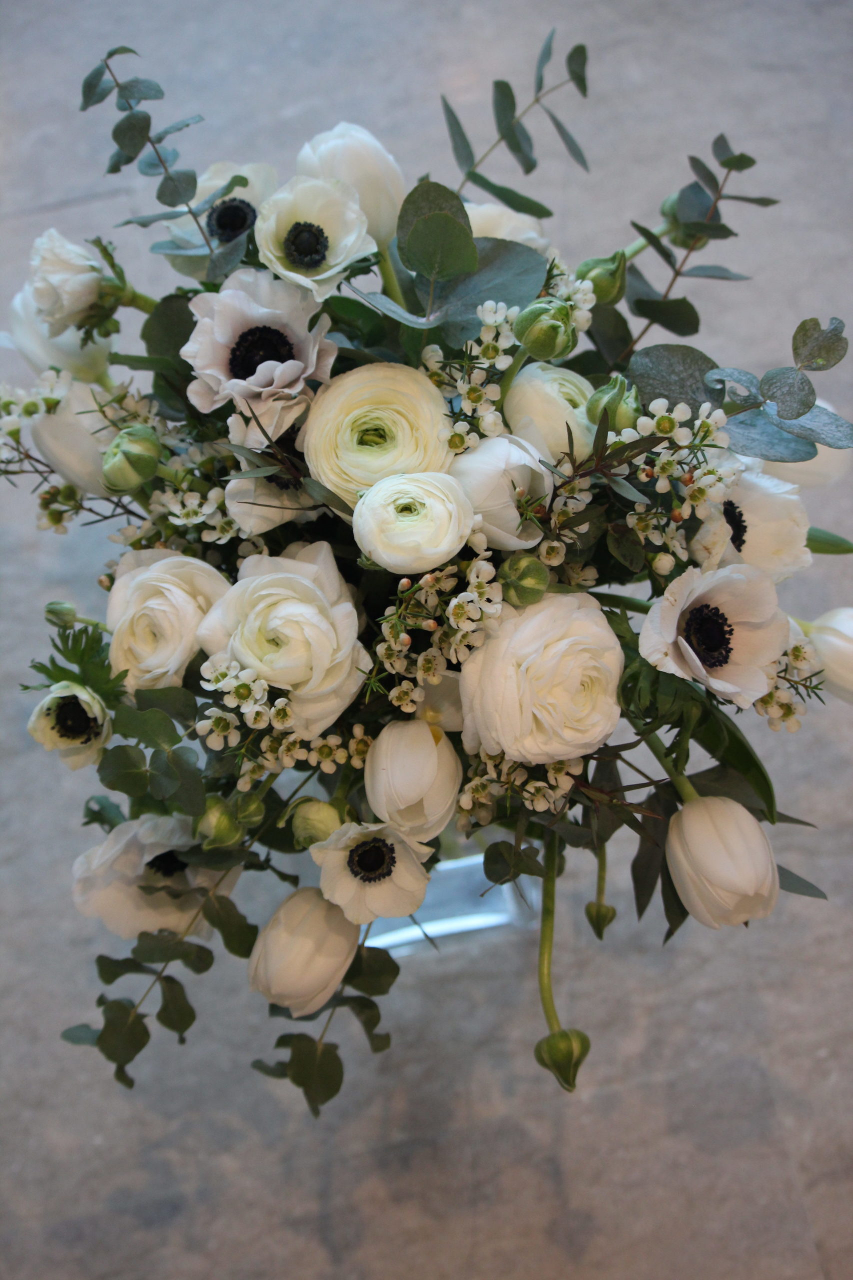 bouquet de fleurs hiver blanc renoncule anémone tulipe eucalyptus fleuriste la maxe effleurs