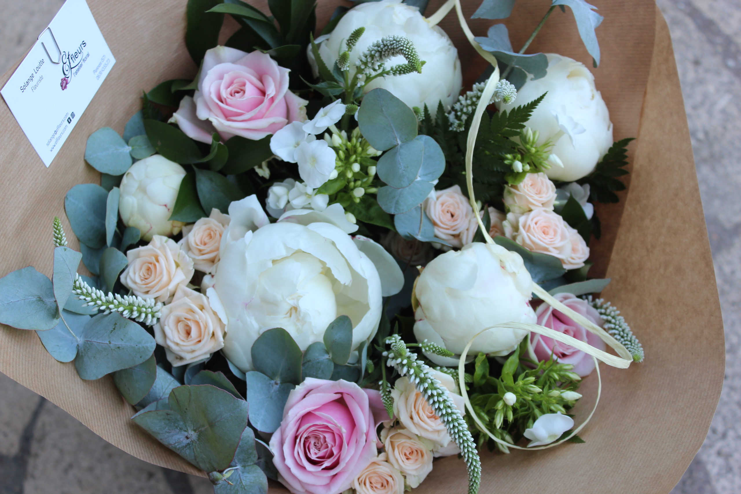 bouquet de fleurs pivoine blanche rose eucalyptus été emballage ecolo kraft fleuriste la maxe effleurs