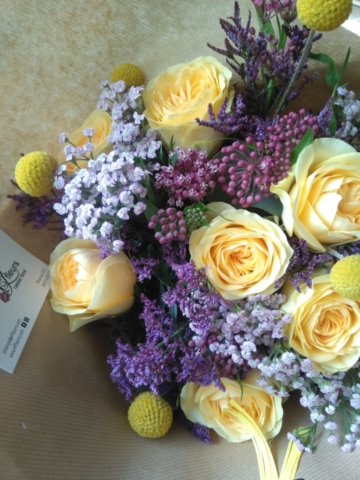 bouquet de fleurs été coloré jaune rose de jardin violet kraft ecoresponsable fleuriste plesnois effleurs