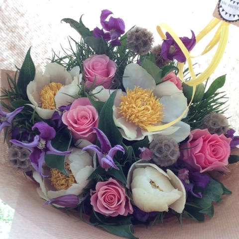 bouquet de fleurs été pivoine rose jaune violet kraft ecoresponsable artisan fleuriste metz effleurs