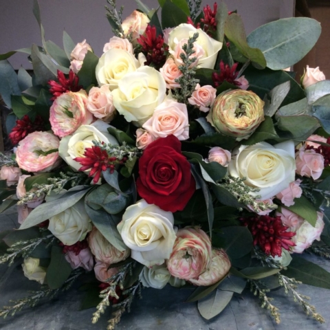 bouquet de roses rouge rose de jardin rose eucalyptus fleuriste woippy effleurs