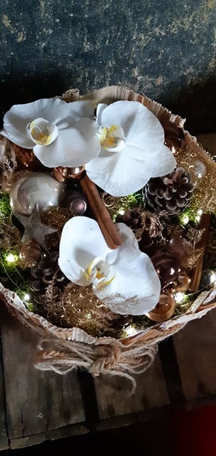 composition florale centre de table noel naturel canelle orchidée fleuriste metz dufosse effleurs