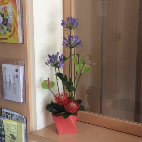 composition florale moderne mairie norroy le veneur allium violet fleuriste metz effleurs