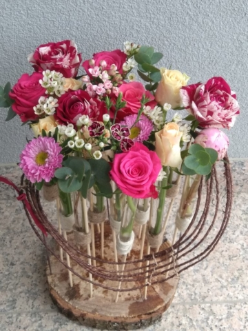composition florale originale rose bois coloré spirale fleuriste woippy effleurs