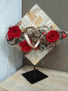 composition florale originale rose stabilisée rouge bananier séché saint valentin fleuriste metz effleurs