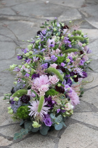 fleurs deuil dessus de cerceuil violet fleuriste metz effleurs